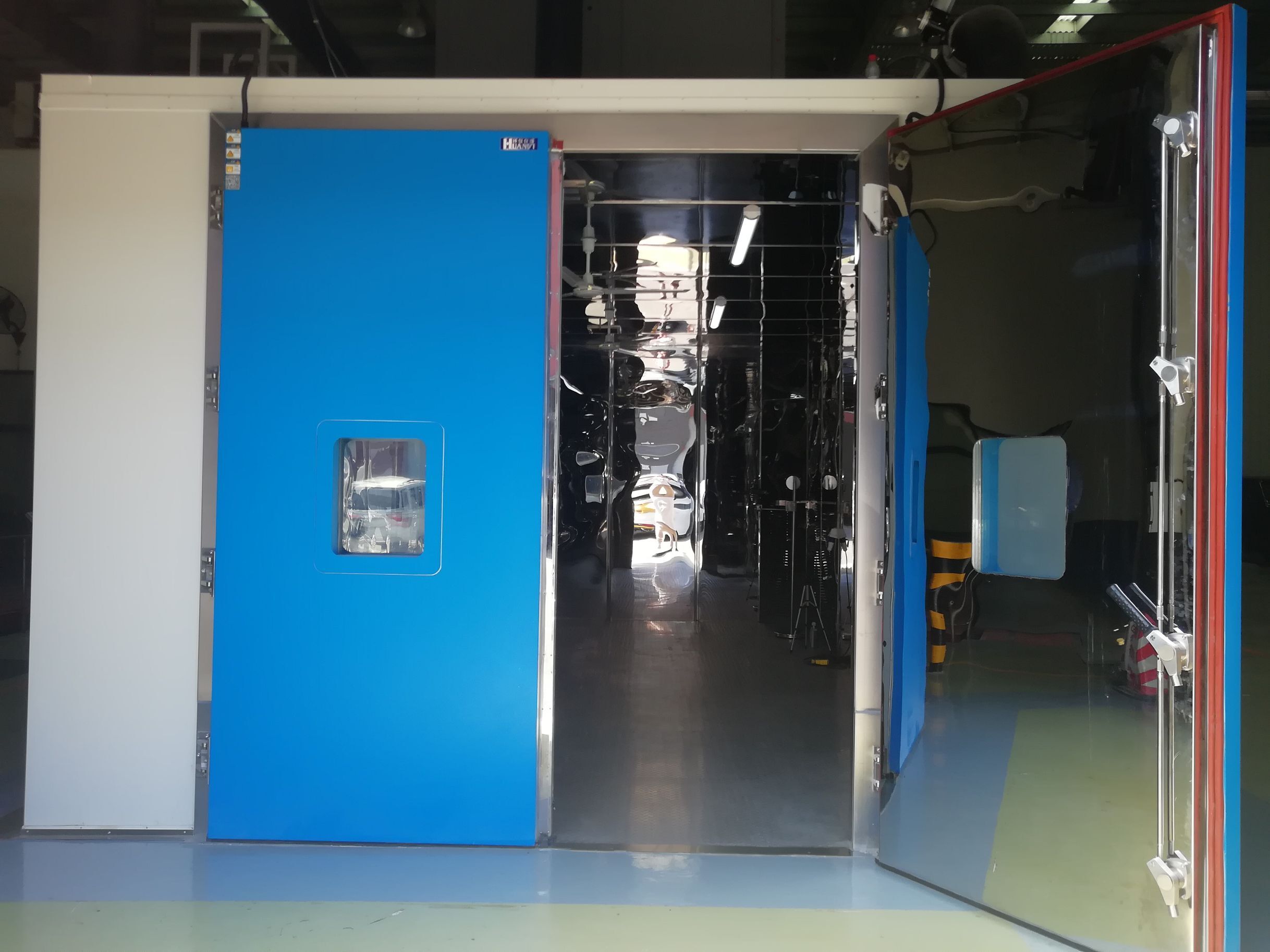 整車車內(nèi)VOC環(huán)境檢測(cè)艙大門