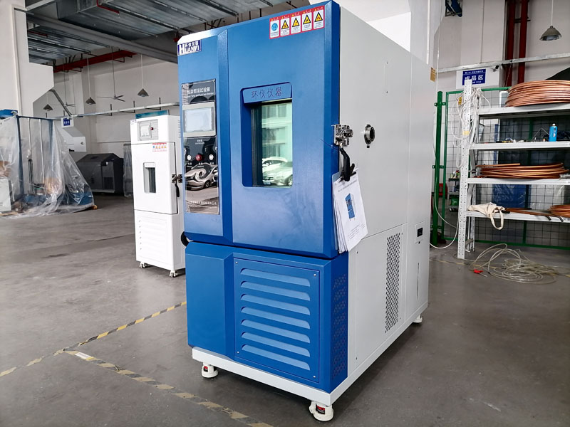 在選擇和使用非公路旅游觀光車前照燈耐高低溫試驗箱時，用戶需要考慮以下幾個因素：  設備精度和可靠性：選擇高精度、高可靠性的試驗箱，確保測試結果的準確性。 供應商服務：選擇提供優質售后服務的供應商，以確保設備的長期穩定運行。 符合標準：確保所選設備能夠滿足相關的國家和國際標準要求。(圖1)